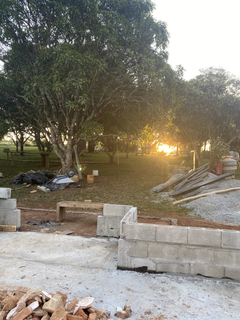 Foto subindo as paredes da construção dos anexos da Casa de Pedra