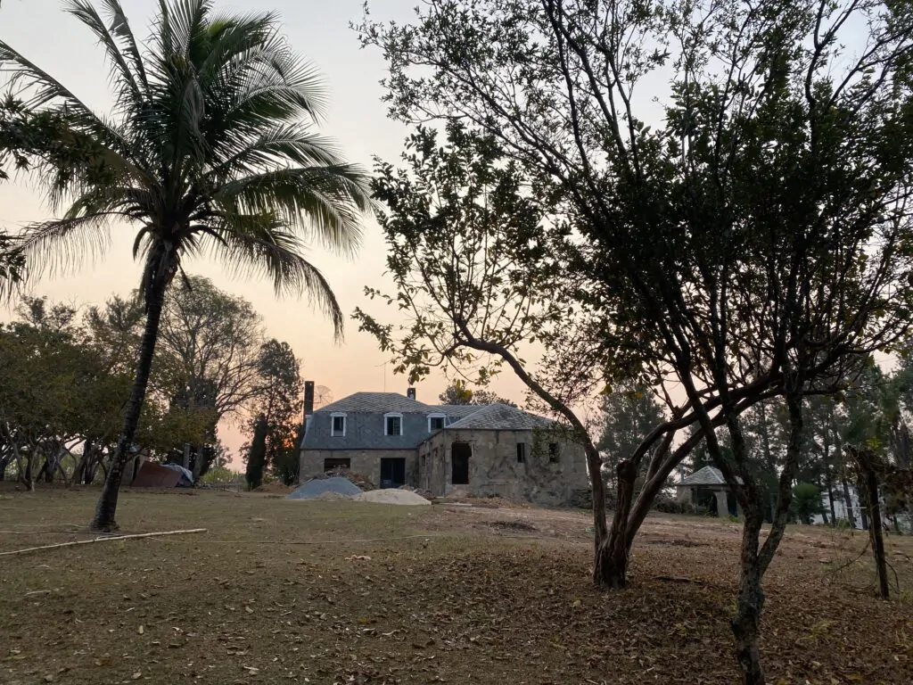 Foto de longe ao entardecer da Casa de Pedra