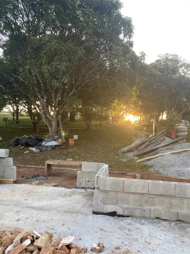 Foto subindo as paredes da construção dos anexos da Casa de Pedra
