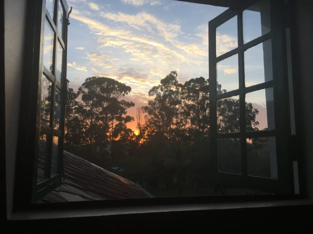 Foto da paisagem vista da janela da Casa de Pedra