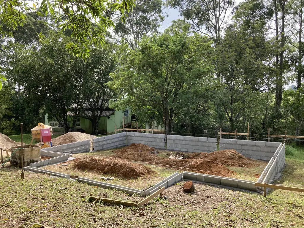 Foto da construção, subindo as paredes dos anexos da Casa de Pedra